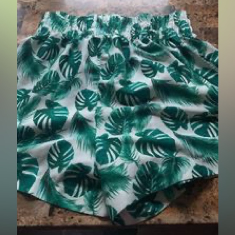 Flowy, leaf print shorts. Elastic waist